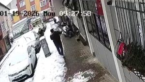 Küçükçekmece’de çocukların kardan adamını alıp götürdü