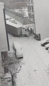 Küçükçekmece’de Kar Yağışı Trafiği Felç Etti