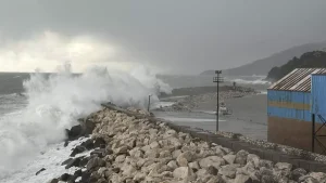 Kurucaşile’de Fırtına: Dalgalar 7 Metreyi Buldu