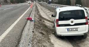 Kütahya’da hafif ticari araç refüjdeki su tahliye kanalına düştü: 3 yaralı