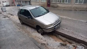 Kütahya’da Sağanak Sel, Araçlar Kurtarıldı