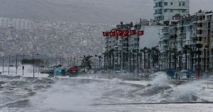 Kuvvetli sağanak ve fırtına Ege kıyılarını vurdu