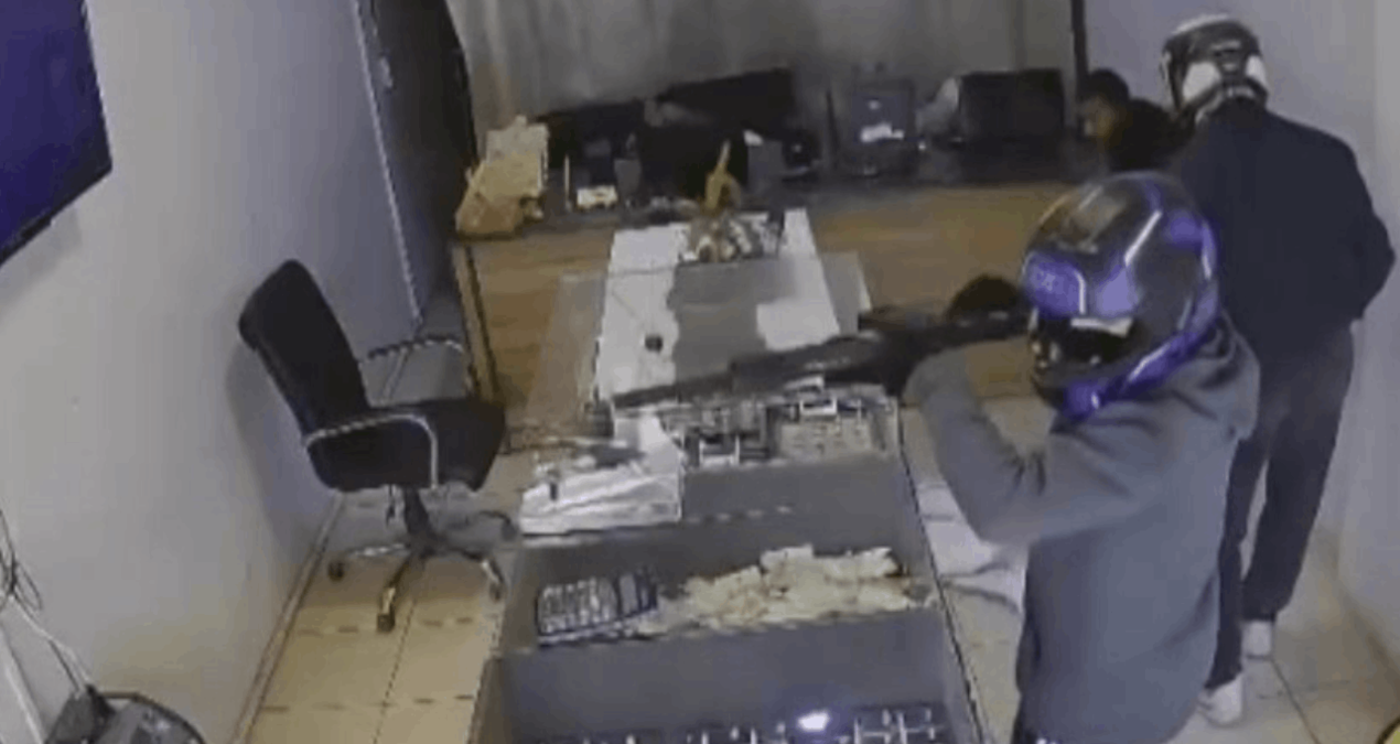 Kuyumcu’da film sahnesi gibi silahlı soygun! O anlar kamerada