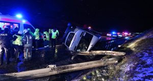 Kuzey Çevre Otoyolu’nda servis minibüsü devrildi, 11 kişi yaralandı