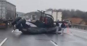 Kuzey Marmara Otoyolu’nda ilginç kaza: Kamyonetin çektiği tekne yola düştü