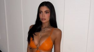 Kylie Jenner’ın havuz başı pozları! Bikinisi küçük geldi