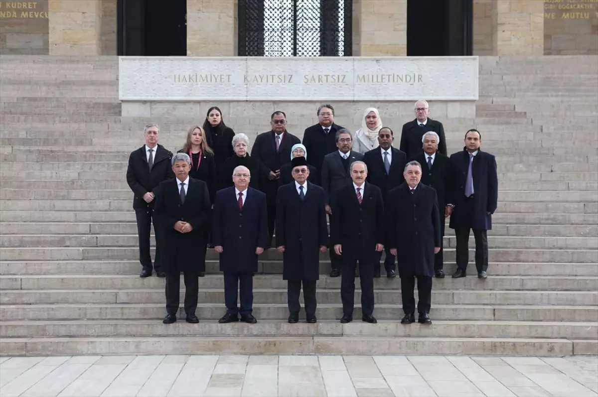 Malezya Başbakanı Enver İbrahim, Anıtkabir’i ziyaret etti