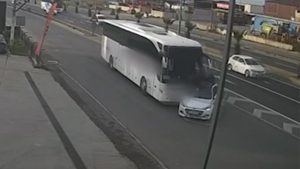 Manisa’da otobüs ile otomobil çarpıştı: 3 yaralı