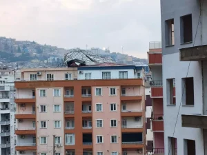 Mardin’de Kuvvetli Rüzgar Çatı Uçurdu