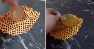 Marketten çocuğuna aldığı oyuncağın içinden prezervatif çıktı