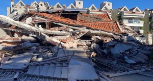 Marmaris’te tadilattaki 5 katlı apart otel çöktü