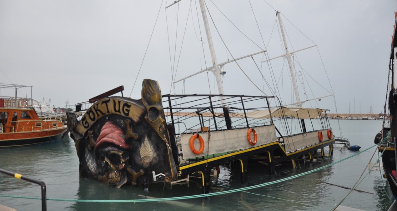 Mersin’de fırtına: Dev tur teknesi battı, balıklar kıyıya vurdu