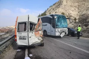 Mersin’de Minibüs ve Otobüs Çarpıştı