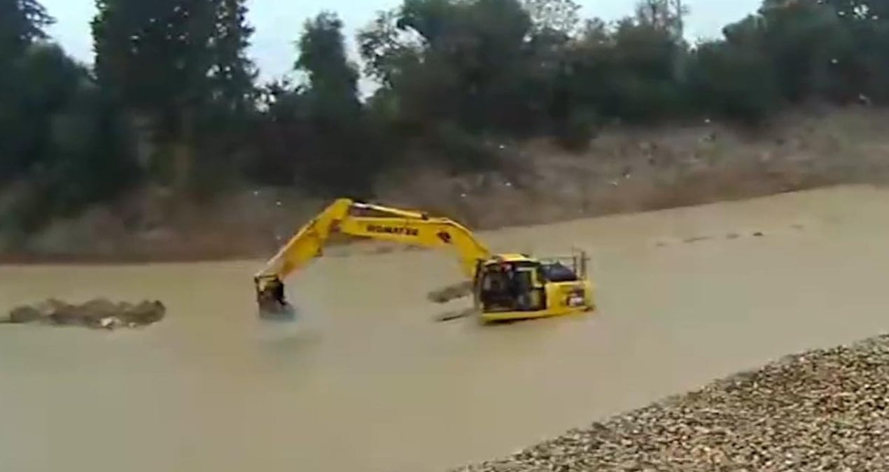 Mersin’de otomobil çaya düştü, mahsur kalan sürücü kurtarıldı