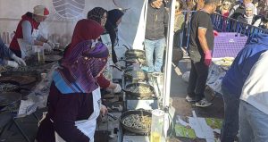 Metrelerce kuyruk oldu! 3 ton hamsi dağıtıldı