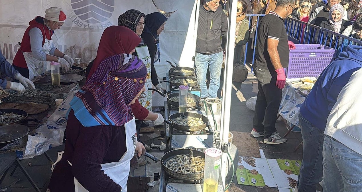 Metrelerce kuyruk oldu! 3 ton hamsi dağıtıldı