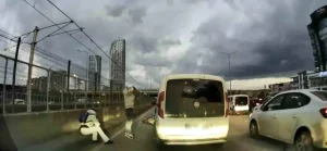 Motosiklete çarpan sürücünün yaptığı ilk hareket “pes” dedirtti