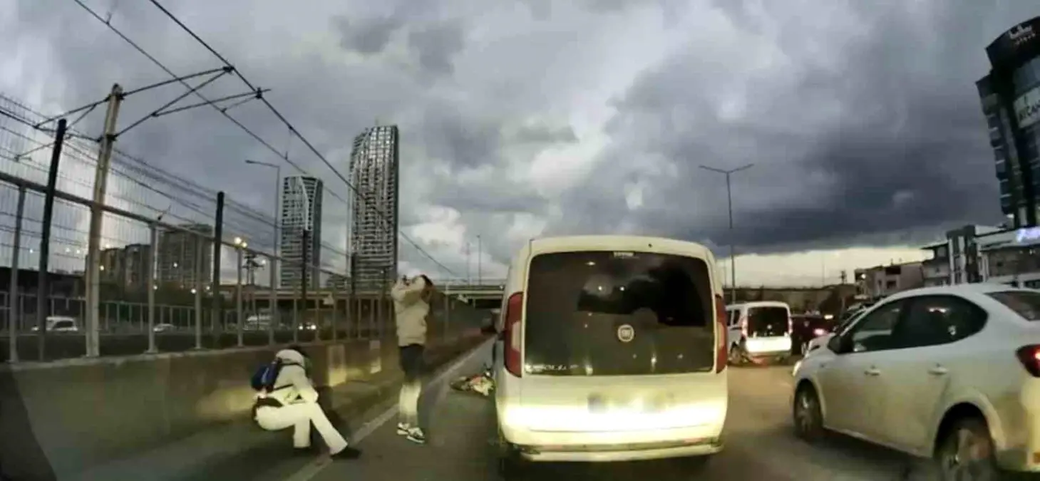 Motosiklete çarpan sürücünün yaptığı ilk hareket “pes” dedirtti