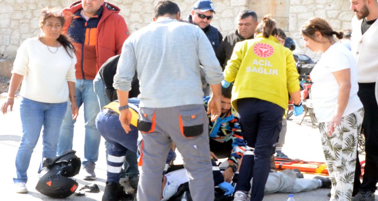 Motosikletten 30 metre ileriye fırlayan genci kaskı kurtardı