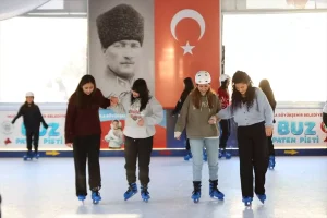 Muğla’da Ücretsiz Buz Paten Pisti Açıldı