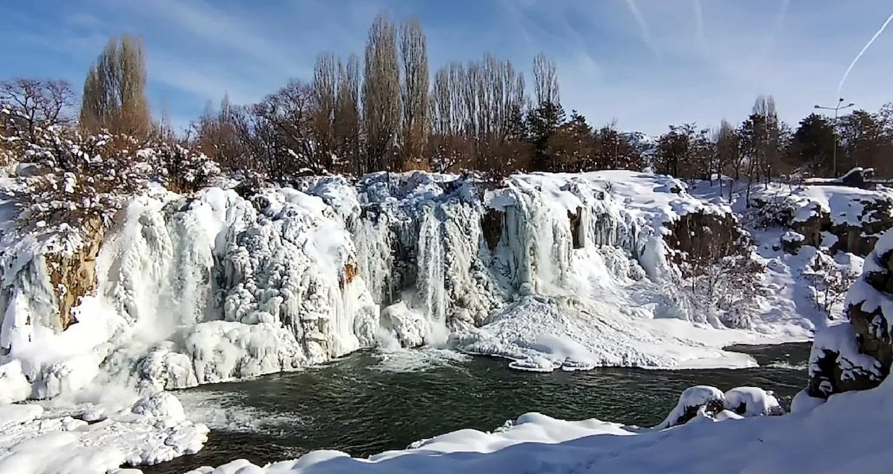 Muradiye Şelalesi buz tuttu