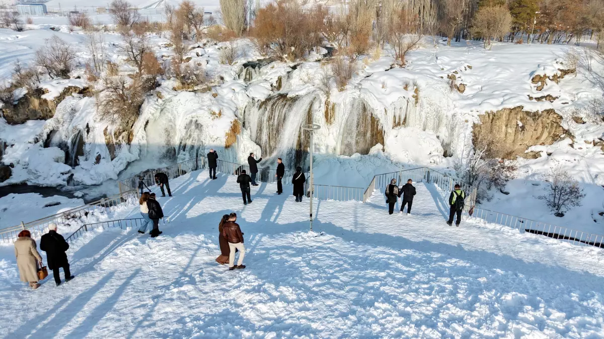 Muradiye Şelalesi Kış Güzelliğiyle Dondu