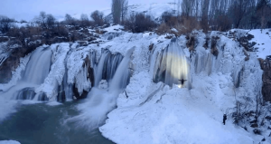 Muradiye Şelalesi soğuk havanın etkisiyle kısmen dondu