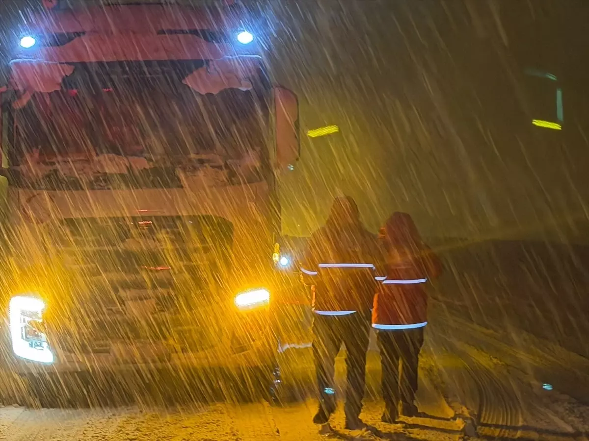 Muş-Bingöl Yolu’nda Kış Yardımı