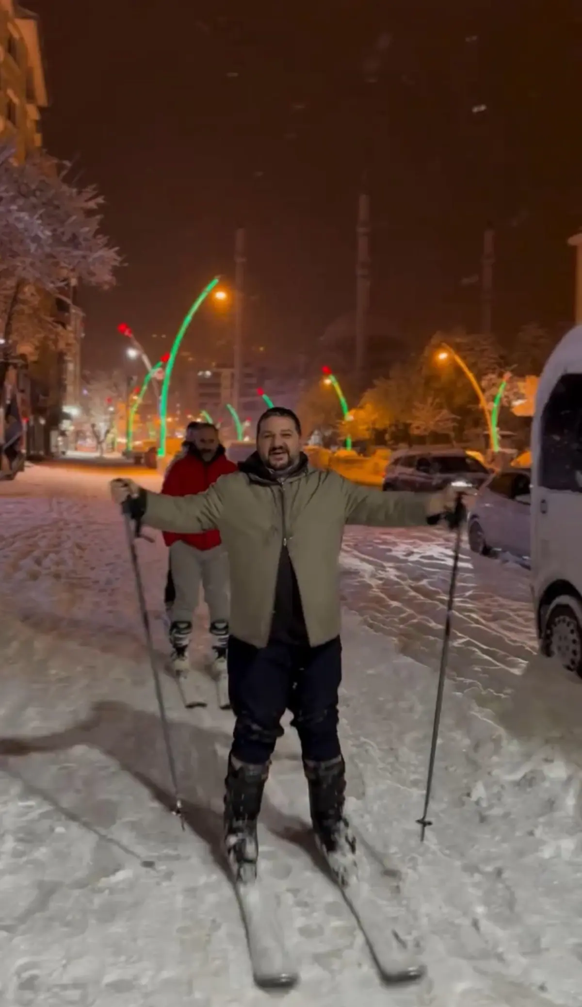 Muş’ta 3 Arkadaş Kayakta Eğlendi