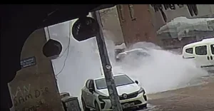 Muş’ta Kar Kütlesi Otomobile Düştü