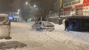 Muş’ta kar ve buz trafiği kilitledi