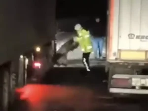 Nusaybin’de TIR Buzlanma Nedeniyle Kayıp Yolu Kapattı