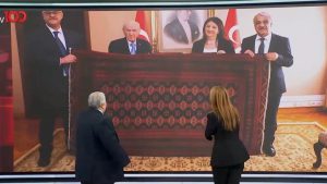 Öcalan’ın Bahçeli’ye hediye ettiği kilimi canlı yayında yorumladılar: Kurt imajı görülüyor