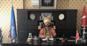 Oda seçimleri için kavuklu padişah pozu