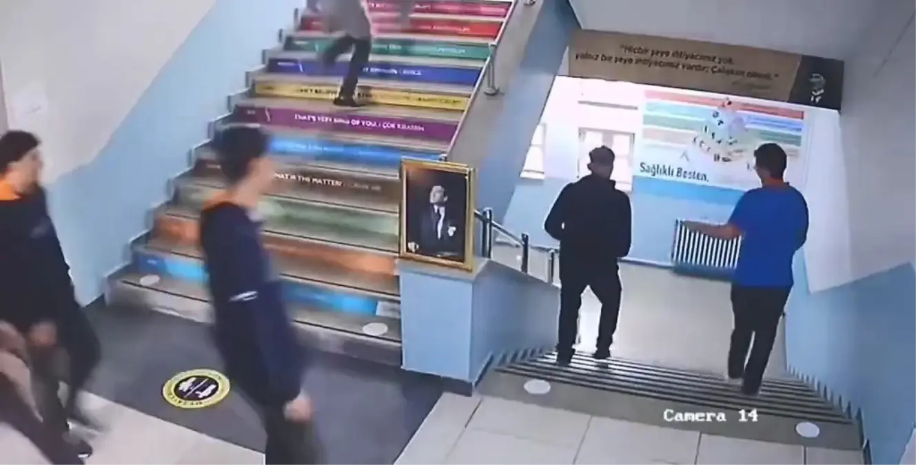 Öğrencilerden Atatürk’e Saygı Duruşu