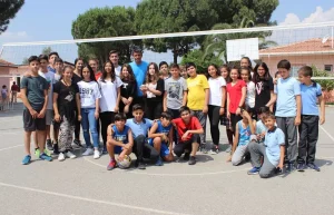 Öğrencilerine olan sevgisiyle bilinen Mücahit öğretmen, şarkılarla anılıyor