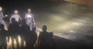 Otelin iskelesinde onarım yapan işçiler fırtınada denize savruldu: Bir ölü 2 yaralı