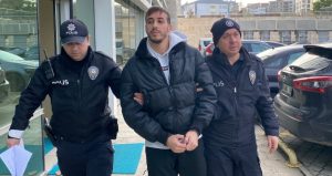 Otobüste 2 kişinin boynuna bıçak dayayan üniversiteli tutuklandı