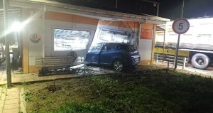 Otomobil KGM’nin kantar binasına daldı! Görevli personel öldü