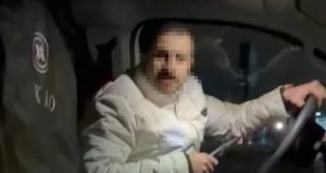 Otomobilin camından bıçakla saldırdı! Pes dedirten görüntüler ortaya çıktı