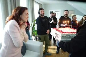 Özgü Namal’a sette sürpriz doğum günü kutlaması