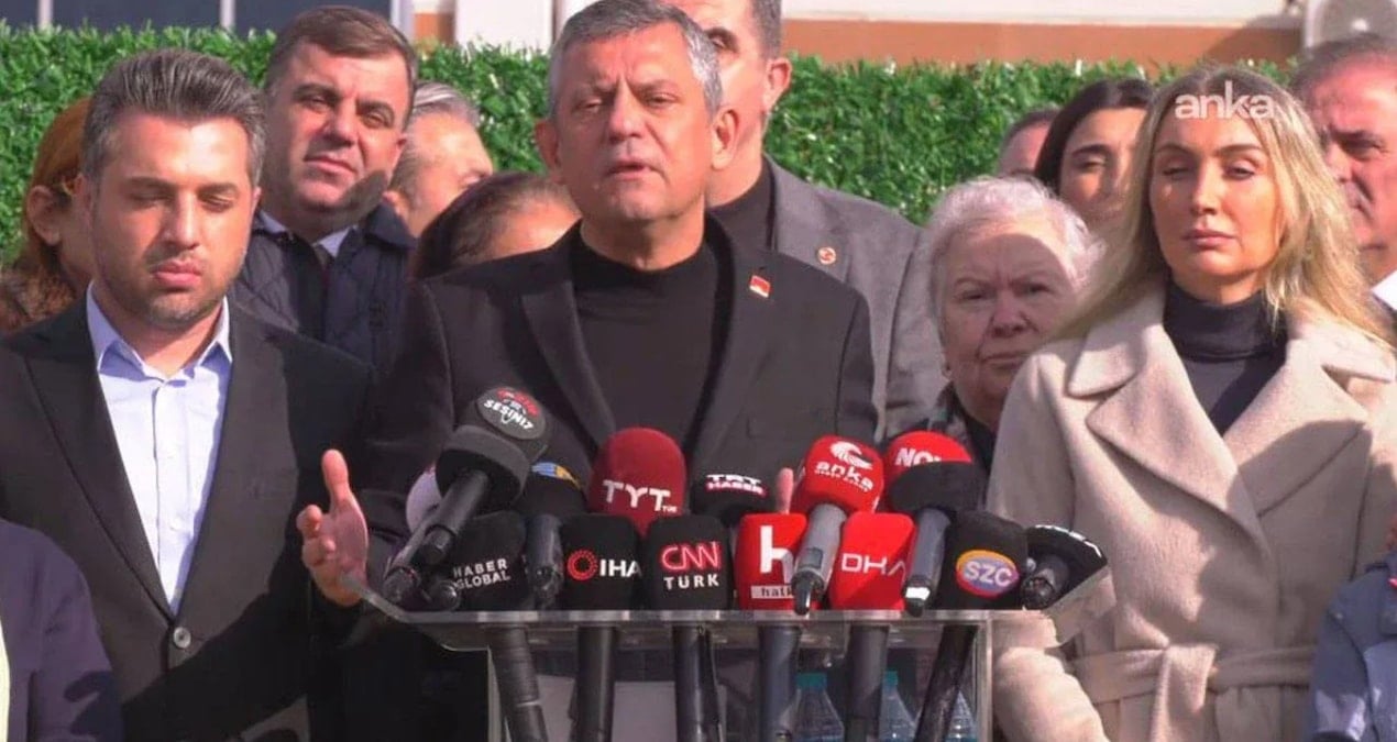 Özgür Özel Silivri’de mikrofon standına vurarak isyan etti