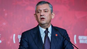 Özgür Özel’den Suriye mesajı: Türkiye’deki barış sürecini sekteye uğratmamalı