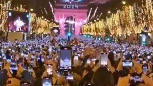 Paris’te yeni yıl kutlamasında dikkat çeken anlar