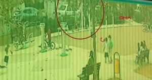 Parktaki çocuğa yorgun mermi isabet etti