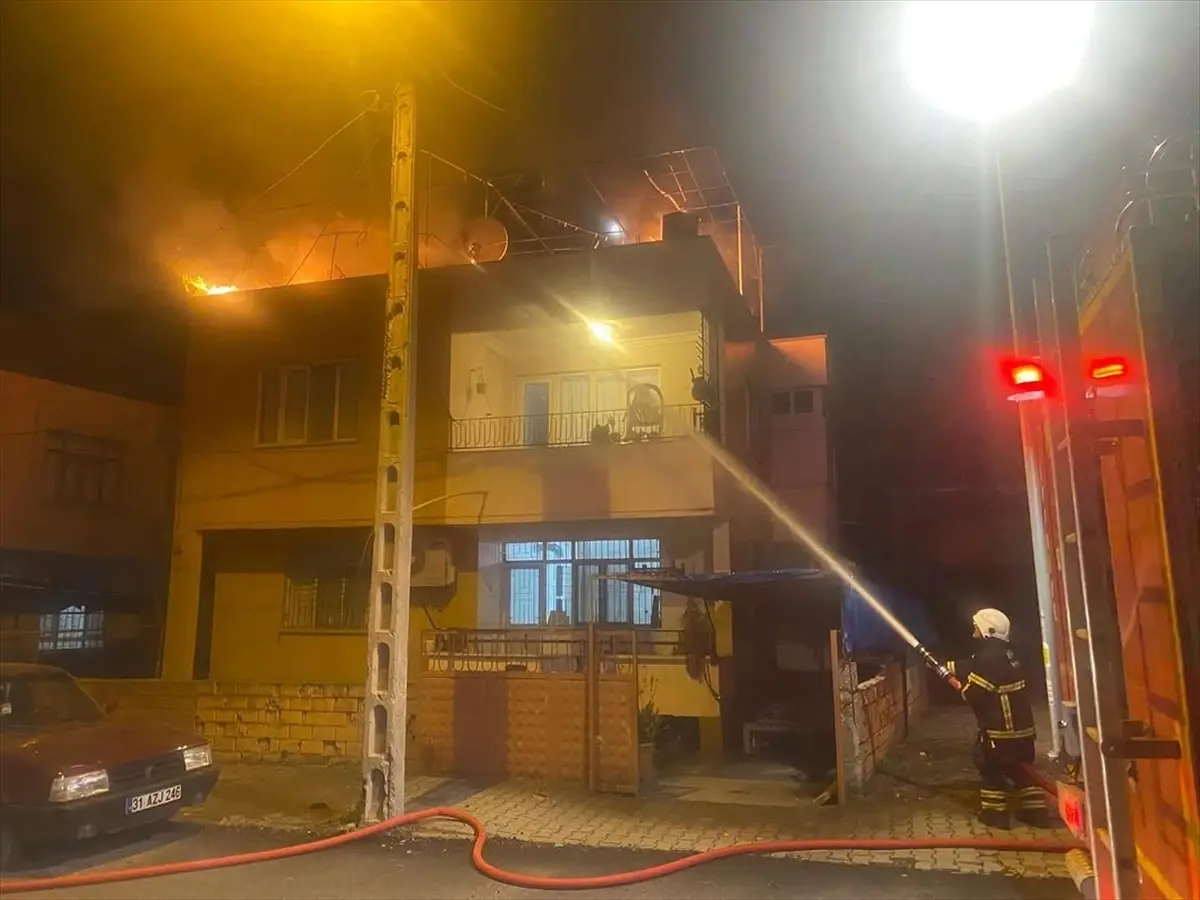 Payas’ta Çatı Yangını Söndürüldü