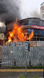 Pendik’te Otomobil Yangını Bina Alevlerine Sebep Oldu
