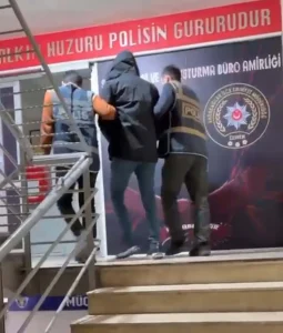 Peruklu Firari Hükümlü İzmir’de Yakalandı