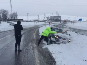 Polisler Kara Saplanan Araçları Kurtardı