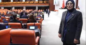 Prada sevdalısı AKP’li vekil ayakkabılarını gizledi